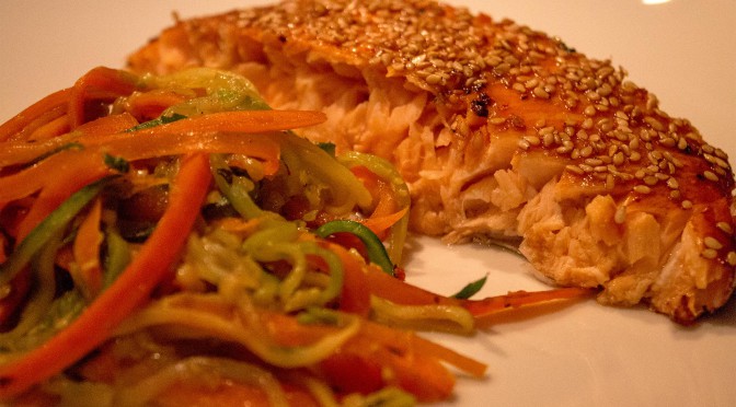 Lachs mit Sesamkruste und Zucchini-Möhrenspaghetti (Low Carb)