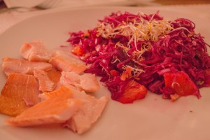 Rotkohl Orangen Salat mit Datteln Walnuessen und Forelle Low Carb
