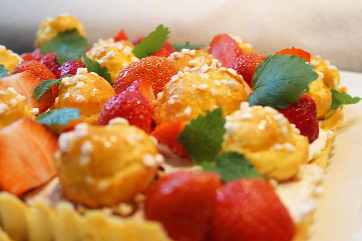 Windbeutel mit Vanillecreme und Erbeeren / Tarte chouquettex aux fraises