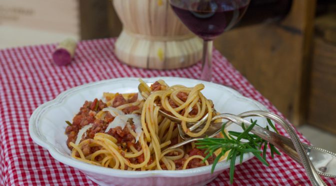 Spaghetti mit Salsiccia und Tomaten
