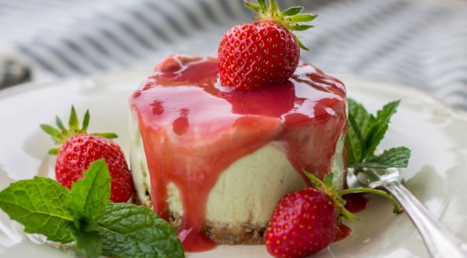 Cheesecake mit Basilikum und Erdbeeren / no bake