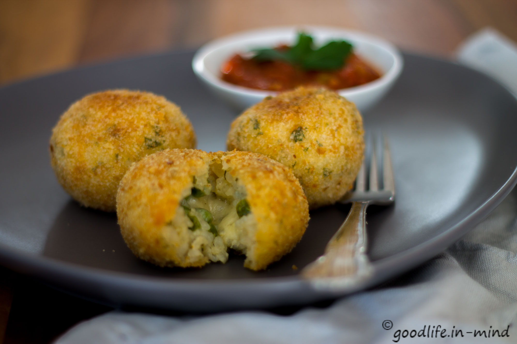 Arancini mit Käsefüllung und Tomatensauce - goodlife.in-mind.de